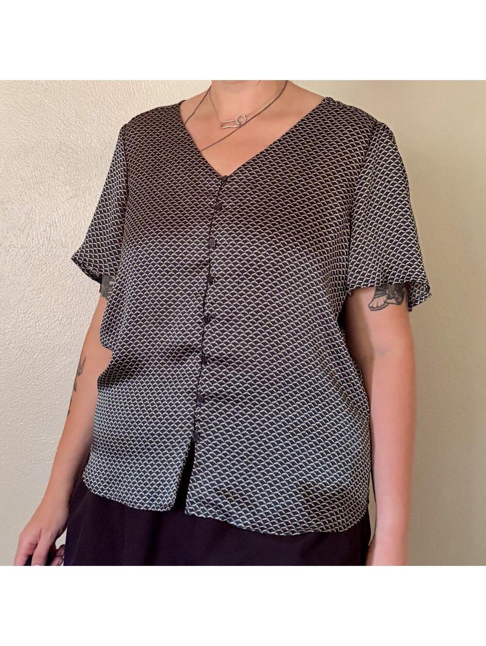 Short Sleeve Button Up Flutter Sleeves Green Geometric Pattern Size L